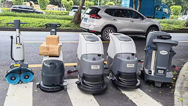 駕駛式洗地機(jī)要注意什么事項(xiàng)