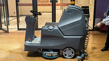 駕駛式洗地機(jī)的工作原理